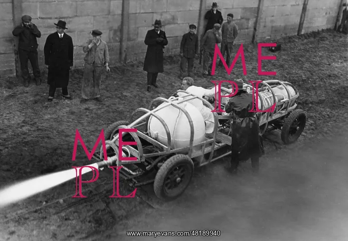 : Presentation of a rocket car in Britz, 1931 : Presentation of a rocket car in Britz, 1931