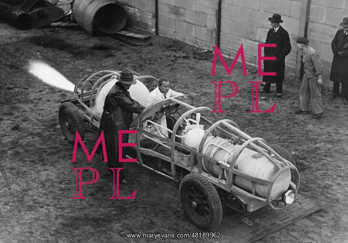 : Presentation of a rocket car in Britz, 1931 : Presentation of a rocket car in Britz, 1931