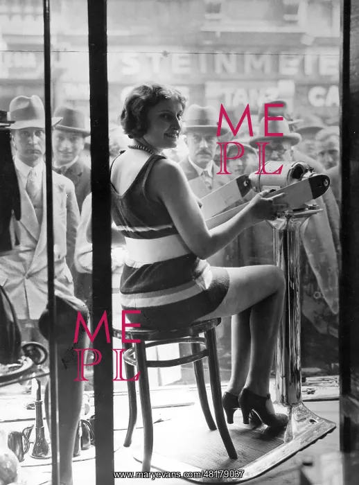 : Presentation of a slimming trainer in a shop window, 1931 : Presentation of a slimming trainer in a shop window, 1931