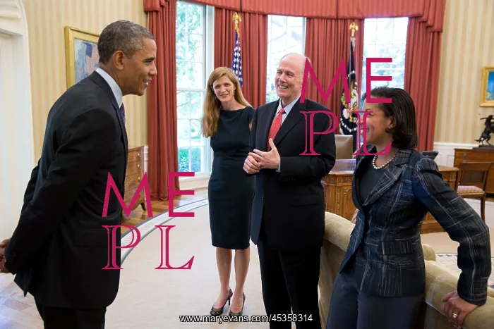 : President Barack Obama with advisors in the Oval : President Barack Obama with advisors in the Oval