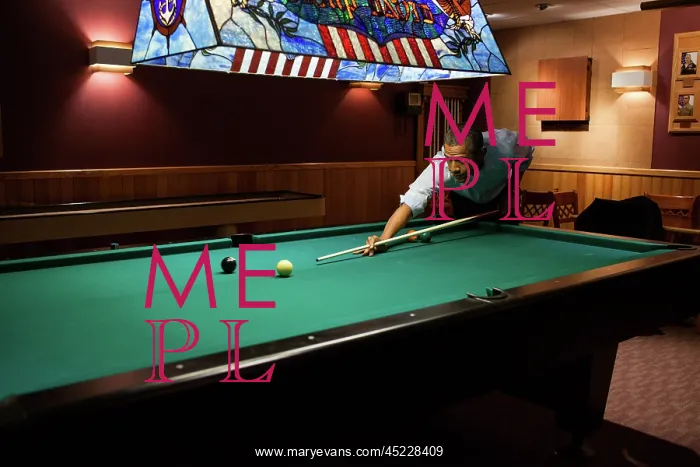 : President Barack Obama plays a game of pool ? : President Barack Obama plays a game of pool ?