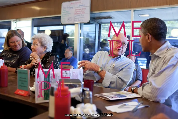 : President Barack Obama talks with a patron ? : President Barack Obama talks with a patron ?