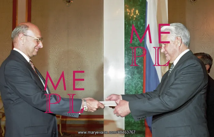 : President Boris Yeltsin and US Ambassador Thomas : President Boris Yeltsin and US Ambassador Thomas