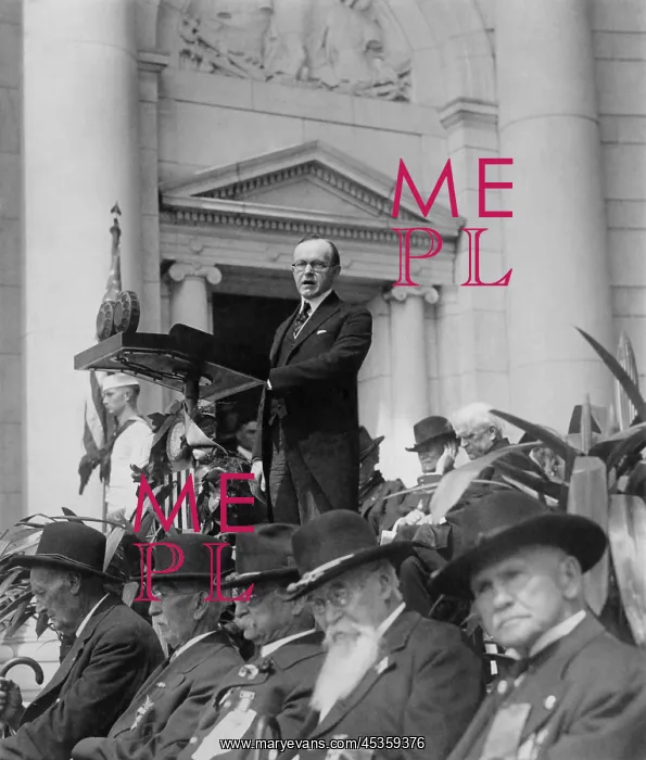 : President Calvin Coolidge speaking at Arlington : President Calvin Coolidge speaking at Arlington