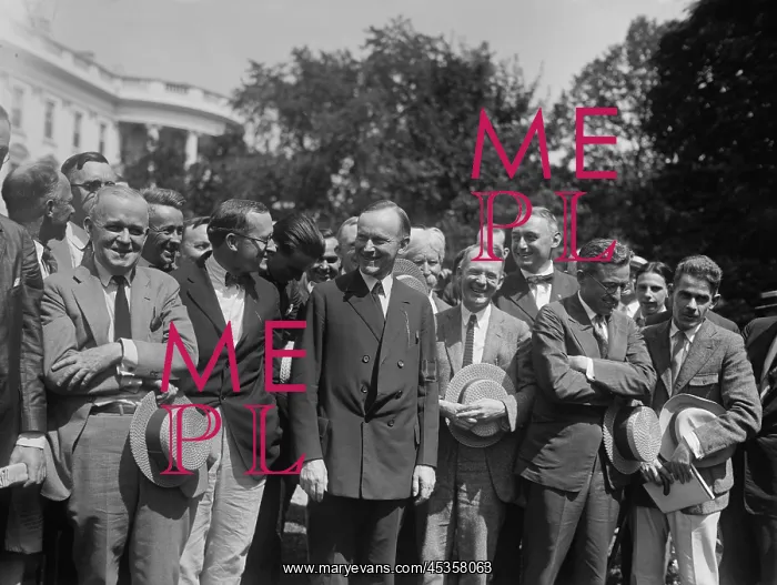 : President Calvin Coolidge talking with Newspapermen : President Calvin Coolidge talking with Newspapermen