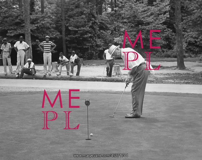 : President Dwight Eisenhower on a putting green : President Dwight Eisenhower on a putting green