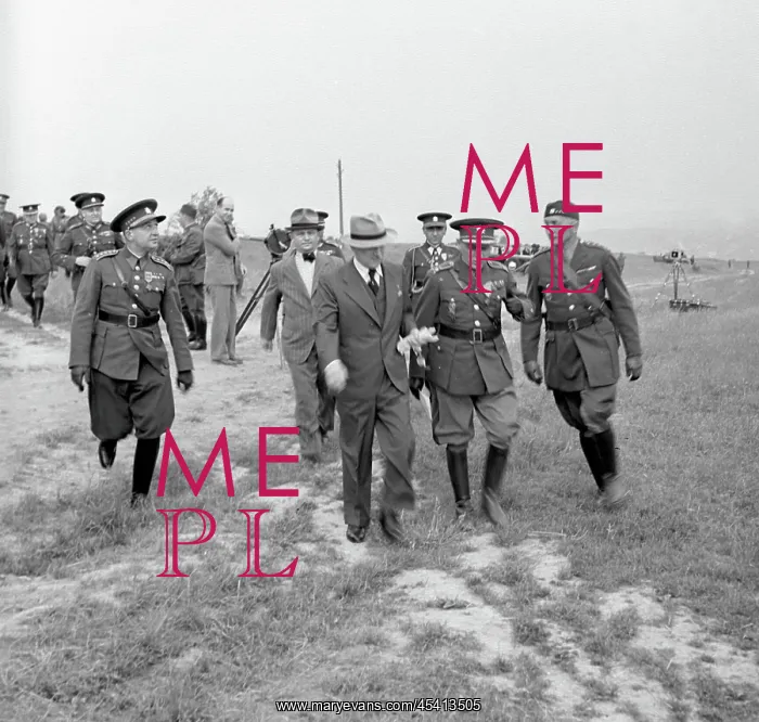 : President Edvard Benes during air raid drill. 1938 : President Edvard Benes during air raid drill. 1938
