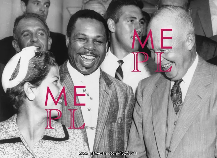  : President Eisenhower laughs with champion golfer