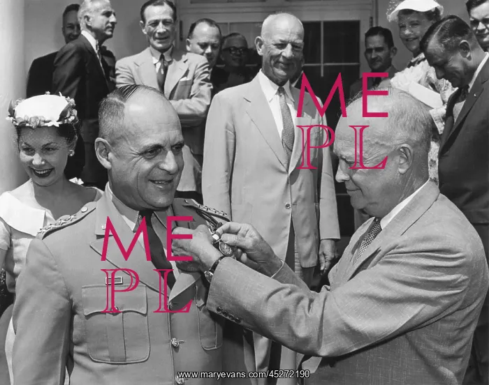 : President Eisenhower presents retiring General : President Eisenhower presents retiring General
