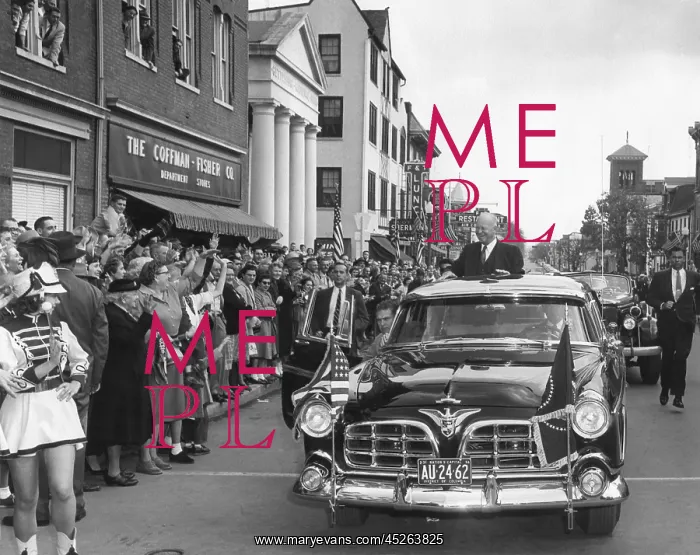 : President Eisenhower is welcomed by crowd in Gettysburg : President Eisenhower is welcomed by crowd in Gettysburg