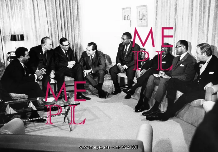 : President-elect Richard Nixon meets with ? : President-elect Richard Nixon meets with ?