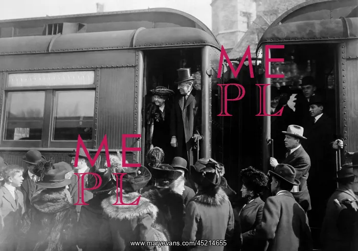 : President elect Woodrow Wilson, surrounded ? : President elect Woodrow Wilson, surrounded ?