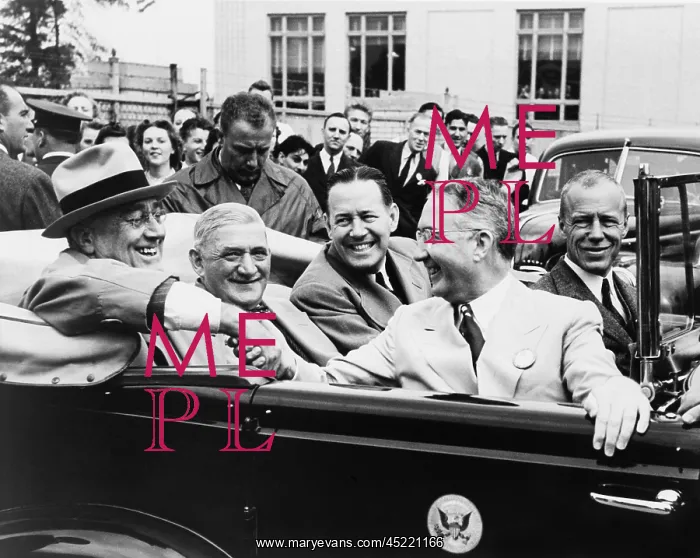 : President Franklin Roosevelt with executives ? : President Franklin Roosevelt with executives ?