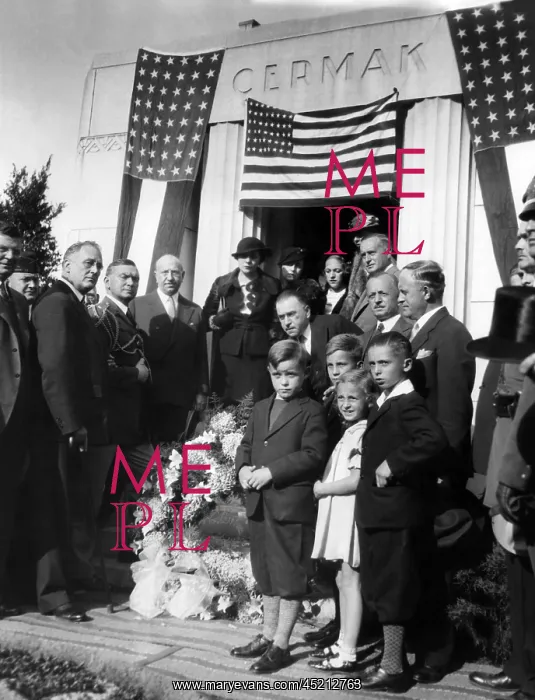 : President Franklin Roosevelt at the grave ? : President Franklin Roosevelt at the grave ?