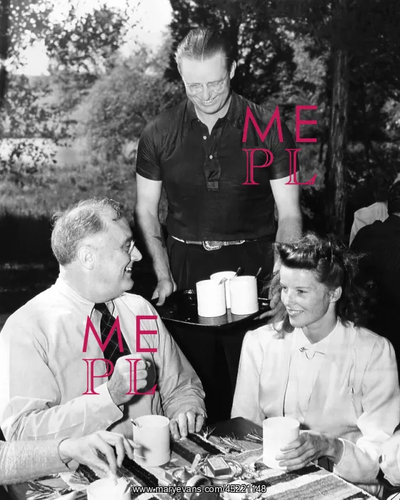 : President Franklin Roosevelt lunching with ? : President Franklin Roosevelt lunching with ?