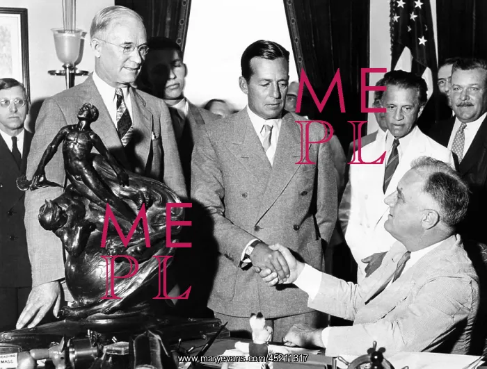 : President Franklin Roosevelt shakes hands ? : President Franklin Roosevelt shakes hands ?