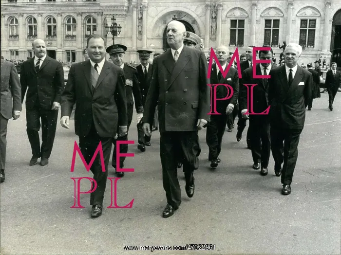 : President de Gaulle visiting construction sites, Paris : President de Gaulle visiting construction sites, Paris