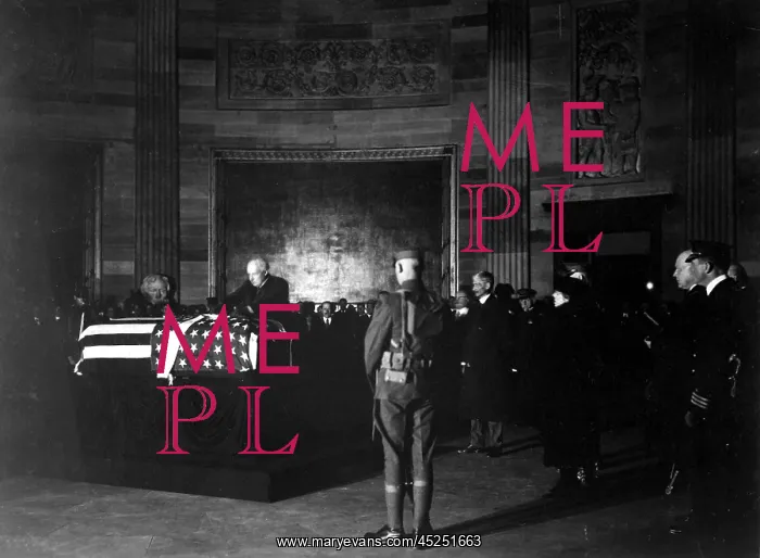 : President Harding placing wreath on casket of : President Harding placing wreath on casket of