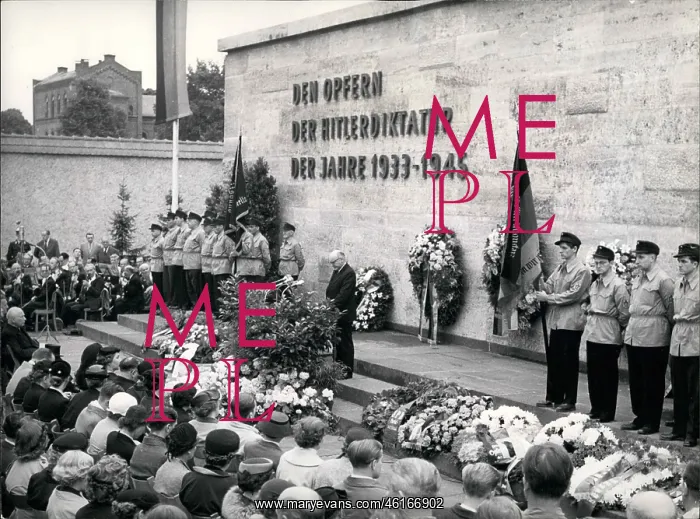 : President Heuss at commemoration, Ploetzensee Prison : President Heuss at commemoration, Ploetzensee Prison