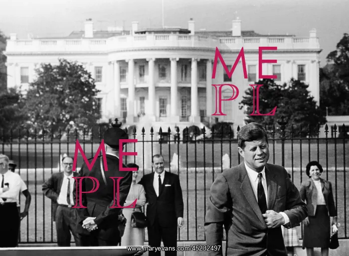 : President John Kennedy in front of the White ? : President John Kennedy in front of the White ?