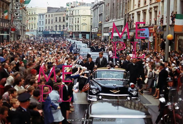 : President Kennedy is cheered by the citizens ? : President Kennedy is cheered by the citizens ?