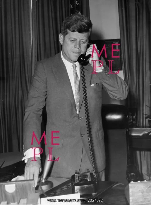 : President Kennedy on the phone in Washington : President Kennedy on the phone in Washington
