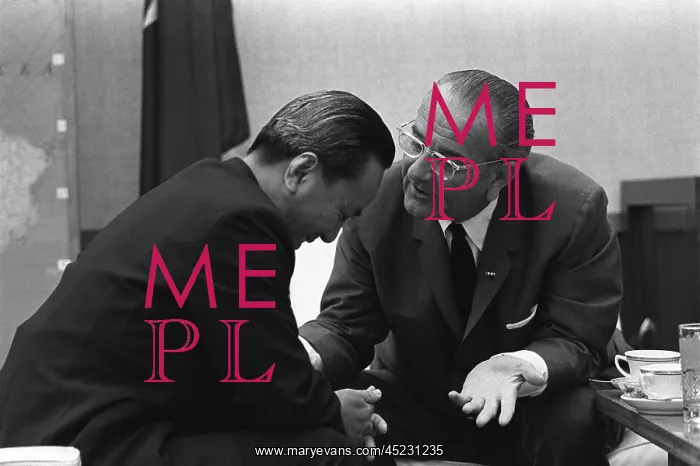 : President Lyndon Johnson talks with Vietnamese ? : President Lyndon Johnson talks with Vietnamese ?