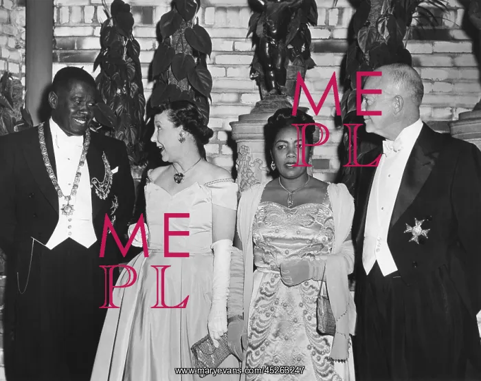  : President and Mamie Eisenhower at a dinner in their