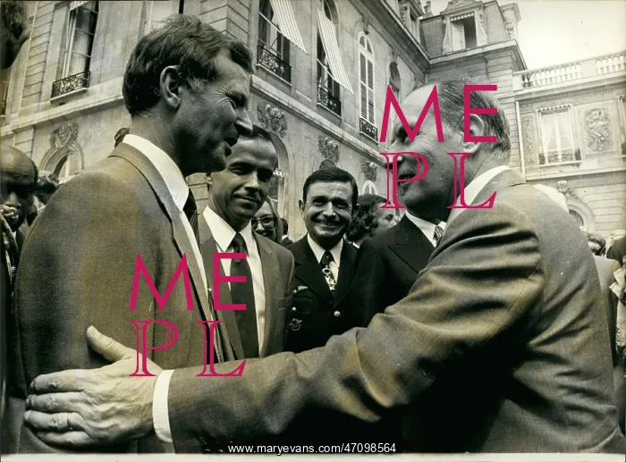  : President Mitterrand and French astronauts in Paris