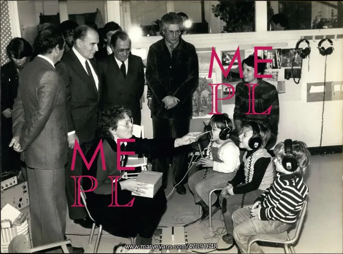 : President Mitterrand visits nursery school in Argenteuil : President Mitterrand visits nursery school in Argenteuil