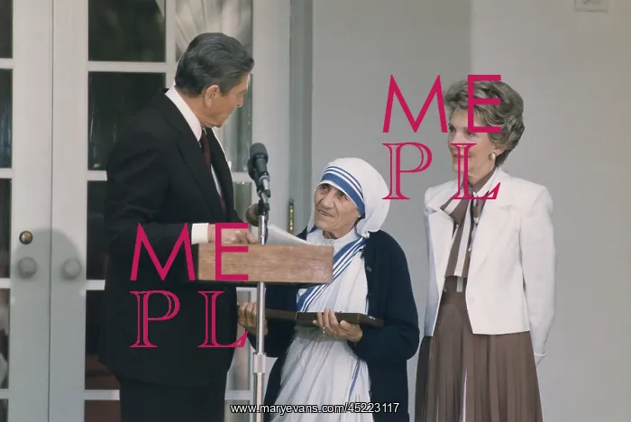 : President and Nancy Reagan presenting Mother ? : President and Nancy Reagan presenting Mother ?