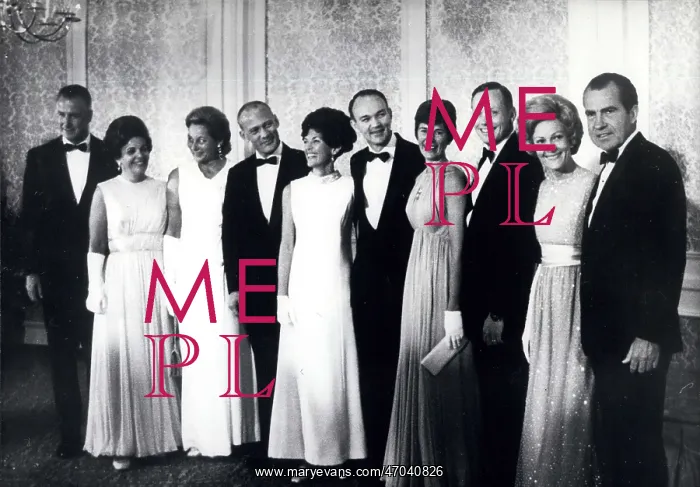  : President Nixon with Apollo 11 astronauts and wives