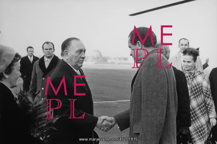 : President Nixon shakes hands with Mayor ? : President Nixon shakes hands with Mayor ?