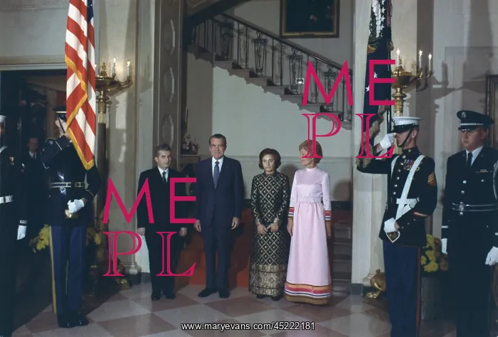 : President and Pat Nixon pose with President ? : President and Pat Nixon pose with President ?