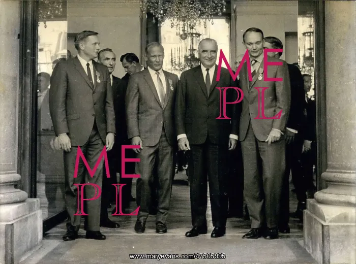 : President Pompidou with three American cosmonauts : President Pompidou with three American cosmonauts
