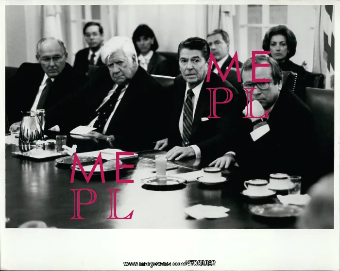 : President Reagan listens to Shultz on Grenada situation : President Reagan listens to Shultz on Grenada situation