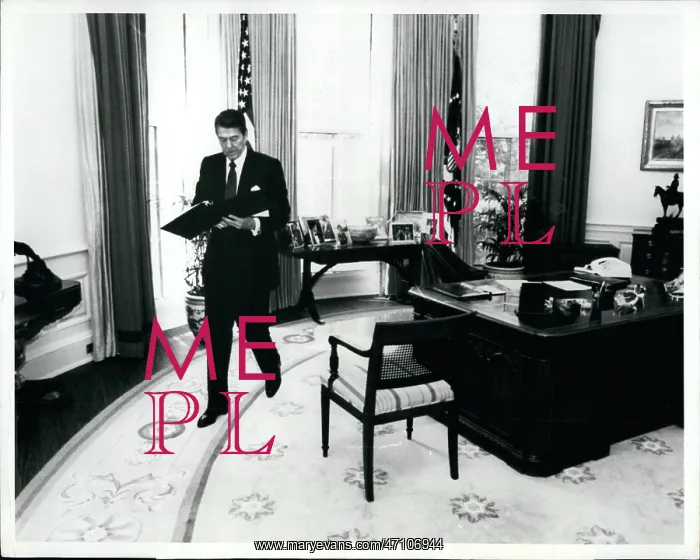 : President Reagan in Oval Office after shooting incident : President Reagan in Oval Office after shooting incident