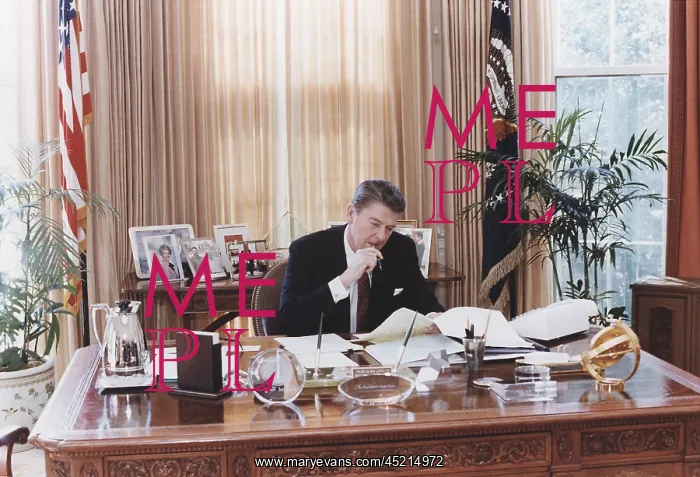 : President Reagan working at his Oval Office ? : President Reagan working at his Oval Office ?