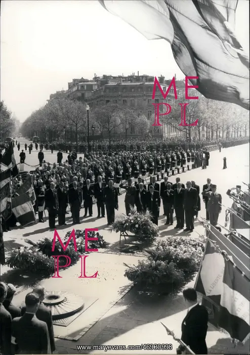 : President Rene Coty at the Tomb of the Unknown Soldier : President Rene Coty at the Tomb of the Unknown Soldier