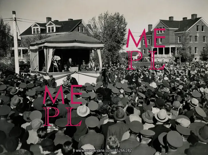 : President Roosevelt addressing a crowd at Fort : President Roosevelt addressing a crowd at Fort