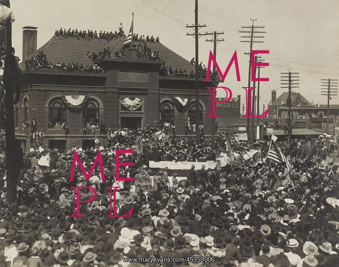: President Theodore Roosevelt greeted by a huge crowd : President Theodore Roosevelt greeted by a huge crowd