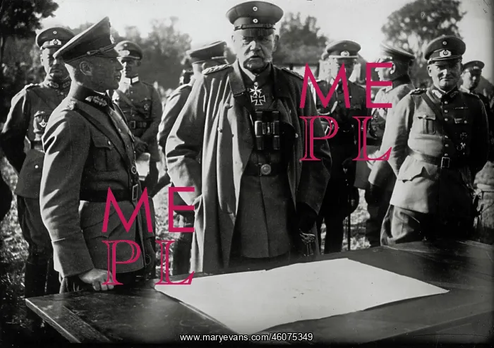 : President von Hindenburg at a maneuver : President von Hindenburg at a maneuver