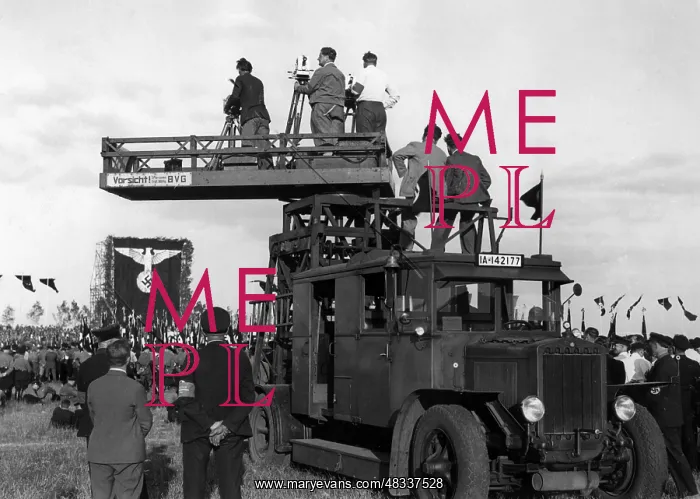 : Press team of the Wochenschau at work, 1934 : Press team of the Wochenschau at work, 1934