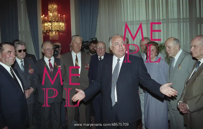 : Prime Minister Viktor Chernomyrdin meets former : Prime Minister Viktor Chernomyrdin meets former