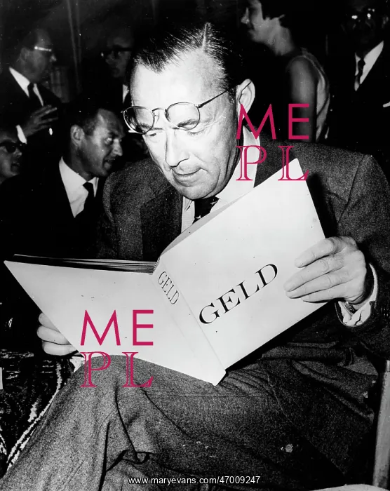 : Prince Bernhard of Lippe-Biesterfeld reading book : Prince Bernhard of Lippe-Biesterfeld reading book