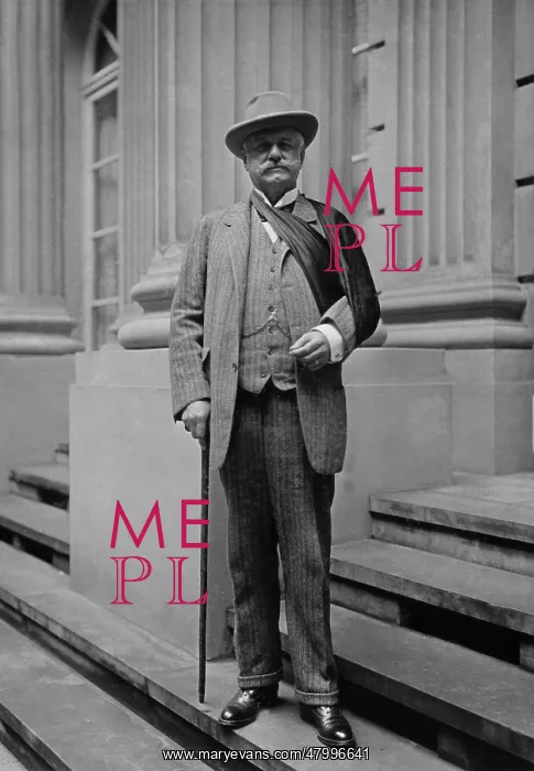 : Prince Bernhard von Buelow in Hamburg. After a fall : Prince Bernhard von Buelow in Hamburg. After a fall