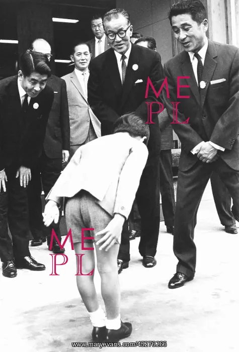 : Prince Hiro bows before Orie Kitajima (center) : Prince Hiro bows before Orie Kitajima (center)