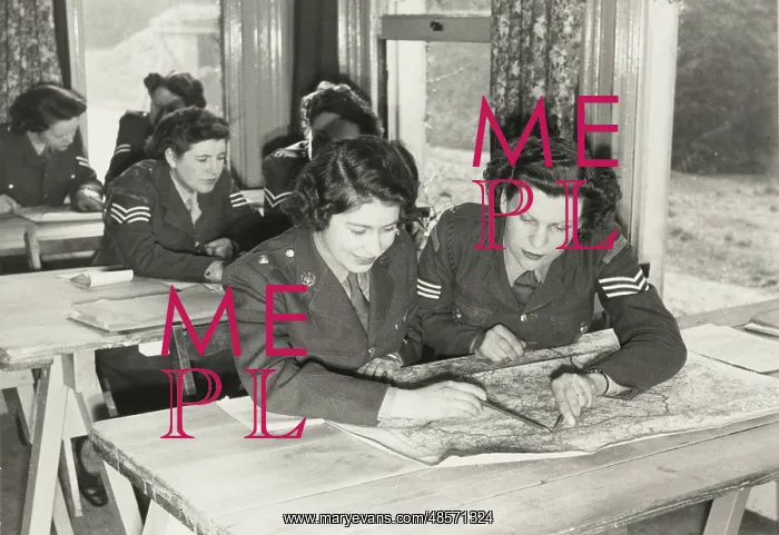 : Princess Elizabeth at map reading class, 1945 : Princess Elizabeth at map reading class, 1945