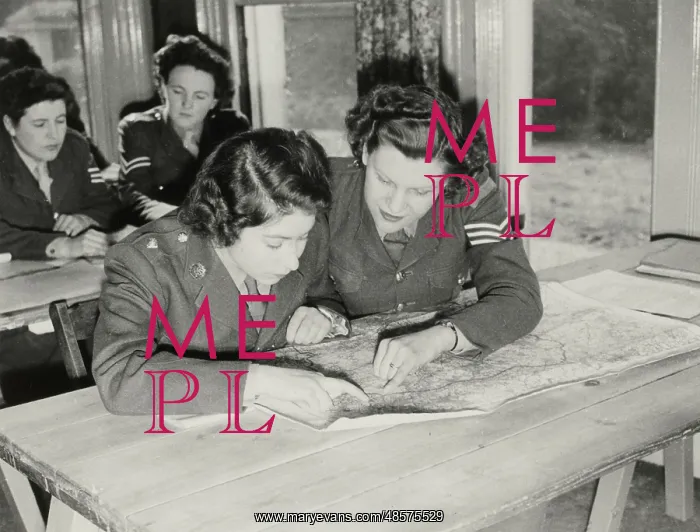 : Princess Elizabeth at map reading class, 1945 : Princess Elizabeth at map reading class, 1945