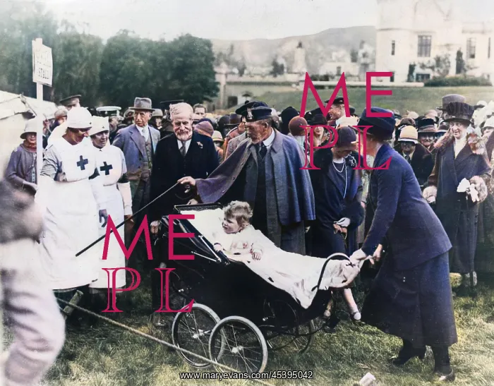 : Princess Elizabeth in Pram : Princess Elizabeth in Pram